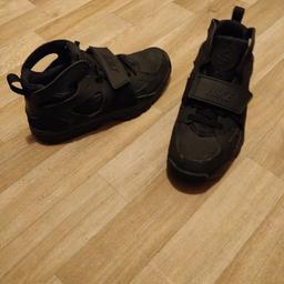 colour black/ black
size 5.5
used twice very good condition
