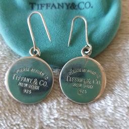 Tiffany's earrings in little pouch.
no stamp at the back. it has got little scratches on one earring (hardly noticeable). so selling it cheap.
no time waster pls.