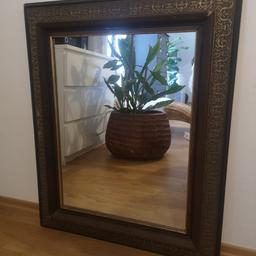 Verkaufe alten handgemachten Spiegel.
Schwarze, braun Gold

Maße : B:65cm x H:80cm