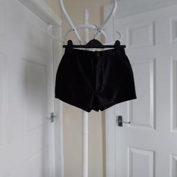 Shorts “Atmosphere“
Black Colour
New Without Tags

 Actual size: cm

Length: 28 cm measurements from waist front

Length: 30 cm measurements from waist back

Length: 27 cm side

Volume Waist: 59 cm – 60 cm

Volume Hips: 70 cm – 72 cm

Size: 6 (UK) Eur 34

82 % Polyamide
18 % Elastane