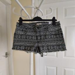 Shorts”Blueinc” Original Collection Black Colour Tribal Print Short New With Tags

 Actual size: cm

Length: 23 cm measurements from hips front

Length: 30 cm measurements from hips back

Length: 25 cm side

Volume Waist: 80 cm – 82 cm

Volume Hips: 83 cm – 84 cm

Size: 10

Outer Shell: 98 % Cotton
 2 % Spandex Twill

Made in Bangladesh

Retail Price £15.99