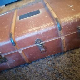 Leather and wood vintage travel chest
Clasp and latch fastening
Ideal storage and decorative piece. 1920/30s