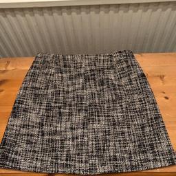 Karen Millen A line Skirt
Size UK 10
Zip front fastening
Leather detail to side seams
Fully lined
Immaculate clean condition worn Occasionally
Smoke free pet free home