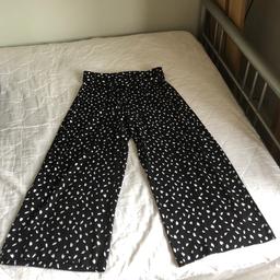 Oasis Black & white wide legged cropped trousers
Size UK 10
Immaculate clean condition worn Occasionally
Smoke free pet free home