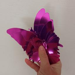 Farfalle decorative d'arredamento colore viola, effetto specchio (NON SONO DI VETRO). 12 pezzi di tre diverse grandezze più biadesivo.