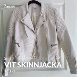 Vit skinnjacka/bikerjacket (faux leather jacket) från Bershka. I storlek S. Sparsamt använd så i mycket gott skick! Med frakt 216kr