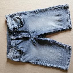 Pantalone corto in Jeans elasticizzato a righe età 11-12 anni cm. 152 con regolazione della larghezza in vita interna, in ottime condizioni pari al nuovo