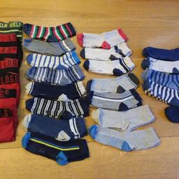 7x Unterhosen 134/140
15 Paar Socke 31-34
4x warme Socken 31-34
1× Sneakera 31-34

auf ein paar Socken steht 35 bis 38 drauf.....sind aber klein geschnitten