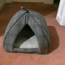 Cosy cat bed with inner cushion by pet care