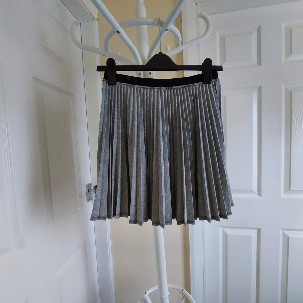 Skirt “M&S”Kids Grey Colour With Shiny Thread
New With Tags

Actual Size: cm

Length: 42 cm

Length: 42 cm side

Volume Waist: 66 cm – 90 cm – actual size,
Waist: 26 ½ in (UK) Eur 67 cm – on the label.

Volume Hips: 80 cm – 90 cm

Size: 13-14 Years (UK)
Height: 64 ½ in (UK)
Eur 164 cm

64 % Polyester
30 % Viscose
 3 % Metallised Fibres
 3 % Polyamide

Waistband: 77 % Polyester
 14 % Elastane
 9 % Polyamide

Made in Romania

Retail Price £ 18.00
