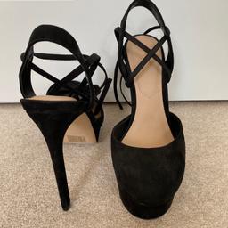 Brand new
Aldo black high heels
Size 4
Cushioned for comfort
Ties up around the leg
Have never been worn