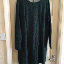 New Look
Size 16
Soft touch dress
Dark green with black floral pattern
Very good condition! Only worn once or twice!

Pet and smoke free home

£8 ONO