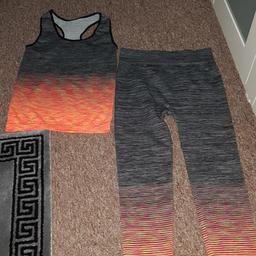 dark grey 2 peice gym wear never worn only tried on stretchy material says one size but I'd say from a 8-12
