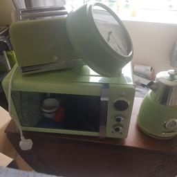 swan manual microwave swan kettle swan toaster and retro clock very good condition selling as changed colour scheme set has been cleaned great for someone starting out £40 for all items absolute bargain need gone asap 