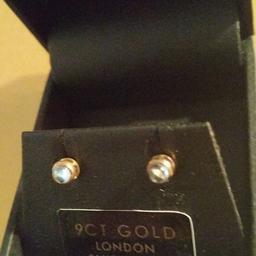 9ct London Blue Topaz Yellow Gold Earrings, marked 375 on the pin(3rd picture) with original box. Good condition.
Cash on collection or Paypal payment if posted Royal Mail £4.20.... 2nd class signed for.
I am no expert in jewellery, just trying to describe them as best as I can, so please see pictures as form part of the description.Sold as seen .No Return
From smoke/pet free home.