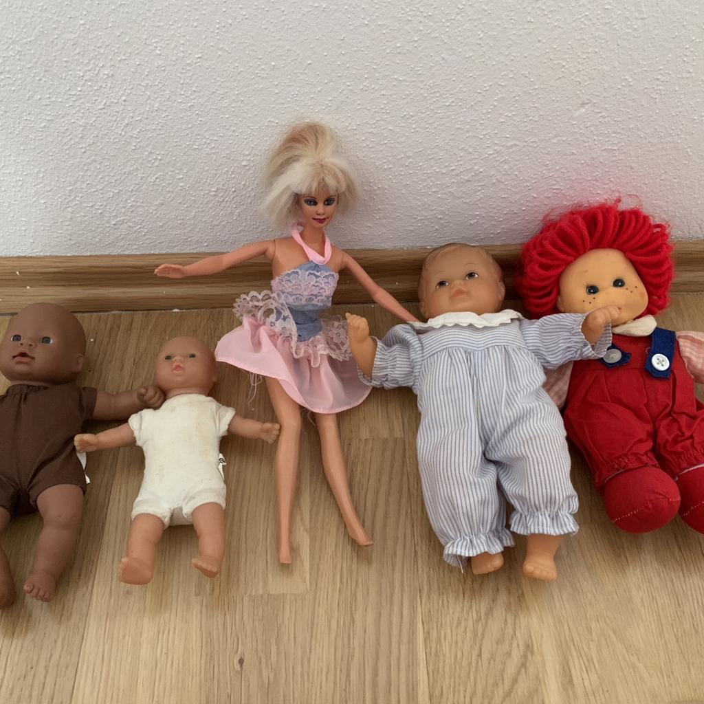 Verkaufe verschiedene Puppen (siehe Fotos). Einzeln oder zusammen. Einzeln zwischen 0,50€ und 2€. Zusammen 5€.
