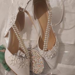 bridal shoes 
brand new in packaging size 6/39