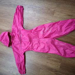 Great condition pink girls regatta all in one puddlesuit for those rainy days and muddy puddles.
God send for any parent on days out, etc. No rips, tears or faded colour.
Size is 36-48 months and has a zip from top to bottom so easy to get child in and out. Goes over coat and clothes.
Collection only from a smoke and pet free home in South Ockendon.