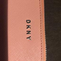 verkaufe meine DKNY Clutch in rosa, nie getragen, war ein Geschenk aber leider nicht passend