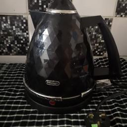 Works perfectly fine, exterior has a minor piece chipped off which does not effect the function of the kettle.

Colour: Black

*first come first served.