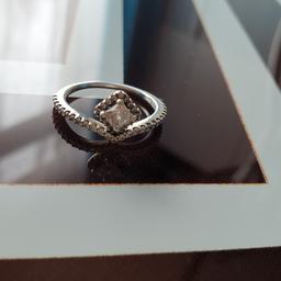Toller Ring mit vielen Glitzernden Zirkonia steinen in echtem Silber. In Grösse 54. Neupreis. 69 euro