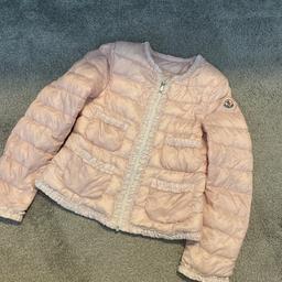 Well worn girls moncler jacket
Hood is missing but doesn’t affect price
Scratches to zips and odd marks shown in photos