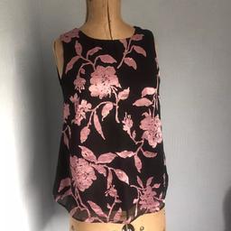 Brand new with labels attached
2 layer top with slight cut away detail to the back ~ lovely silky feel to it
Size UK 6 ~ EUR 34
Collection from Birkenshaw, Bradford, BD11, happy to combine postage 🦋