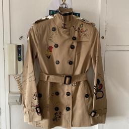 SS 18 Model Short Chelsea : Check lined and under collar check. Burberry Artist Sketch design ‘ multicoloured cartoon depicted.
All attributes of Chelsea Short Trench .
Sizing extra small . Leather buckles , D-rings .
Worn Twice only is as good as new ‘ no marks or stains or damage at all . Have the Tag which was with when purchased .
*Chest across 16’inches pit to pit .
*Height from nape to hem 28’inches.
*Sleeve from pit to cuff 18’inches .
Can ship UK only . Special Delivery Royal Mail.
£6