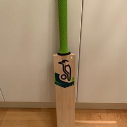 BRAND NEW

Size: FULL SH (Short handle) - 5.9”-6.2” Age 15+

Model Khahuna 3.0

Handcrafted English Willow

Bought a couple of seasons ago but never used (some markings where held and been on floor but never used for batting)

Bought for £150

£120 ovno