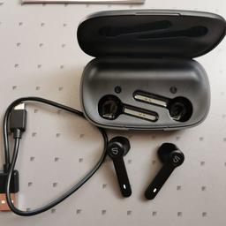 SoundPeats Bluetooth Kopfhörer Semi in Ear kabellos, Bluetooth 5.0 
Usb-C Charging System kann auch zum Laden bspw. vom Handy verwendet werden.
Mit 2600mAh Ladekoffer und 70Std. Spielzeit.
Ich habe sie nur kurze Zeit fürs Homeoffice verwendet.
Akku hält super lange!