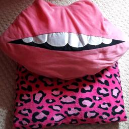 2 lovely fun cushions £12
Square pink leopard print 
Big pink.lips
From smoke and pet free home