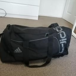 Large duffle bag.
Roughly 60cm x 30cm x 27cm
2 zips and 1 pocket
Any questions contact me