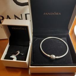 Pandora Bracciale rigido misura 19 + charm arcobaleno in argento nuova collezione con scatola e sacchetto, vendo causa regalo non gradito.