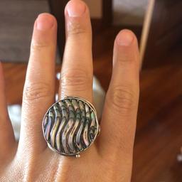 Bellissimo anello in argento 925, misura 20, con incastrato una perlaregina.