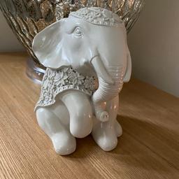 White elephant ornament 
Like new, no marks or scratches 
Collection from B63 area
Happy to deliver if close by