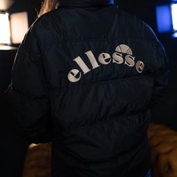Ellesse Puffer Coat
Great condition, Ellesse logo on back with a lock feature on the zip.

Size Medium

Starting bid: £15
