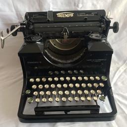 Schöne alte  "ANTIKE"  Schreibmaschine
Triumph Standard 12.
Die Maschine ist, voll Funktionstüchtig, 
Die Tasten funktionieren alle.
Die Schreibmaschine hat ein Gewicht von 16,16 kg.
Wir sind ein tierfreier Nichtraucherhaushalt
Privatverkauf, keine Gewährleistung, keine Rücknahme.

Pforzheim