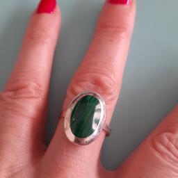 schöner Silberring mit 925 
ein Malachit Stein schmückt diesen tollen Ring 
Versand möglich, keine Rücknahme und ohne jegliche Gewährleistung 
Kein PayPal ❗❗❗