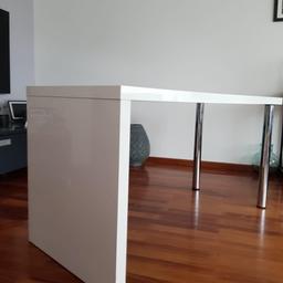 Ein weißer Schreibtisch, Preis verhandelbar! Selbstabholung.

Maße:
145cm Länge
60cm Breit
75cm hoch

Minimale Gebrauchspuren