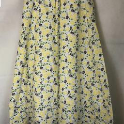LAURA ASHLEY - White Yellow & Green Floral Linen Skirt Mid Calf Length - Size 14
Waist measures - 32 inches
Length - 35.5 inches
All over yellow, green and brown floral pattern.
Hidden size zip fastening with internal hook and eye clasp.
Fully lined with white 100% cotton lining.
The waist band is partially elasticated at the back.
A-Line design.
100% linen skirt.
Machine washable.