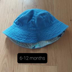 Age 6-12 months.

reversible sun hat from miniclub. hardly worn.

(i hadn't noticed it when my son wore it, but there is a slit shown on the last picture, I doesn't look like a tear, bit more of a slit to push the lable down when worn the other side)