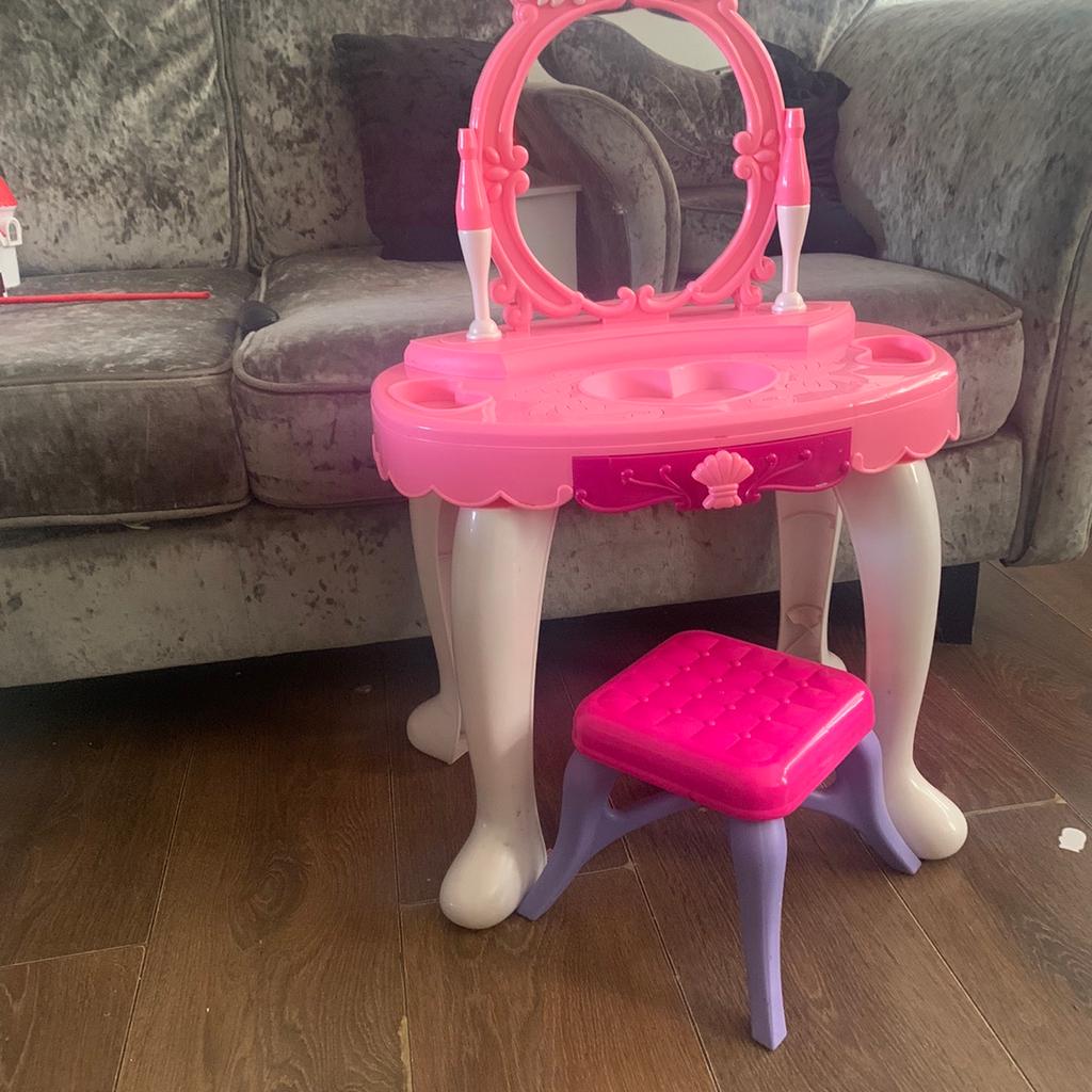 Pink Light Up Kids Dressing Table with Stool in HA2 London für 5,00