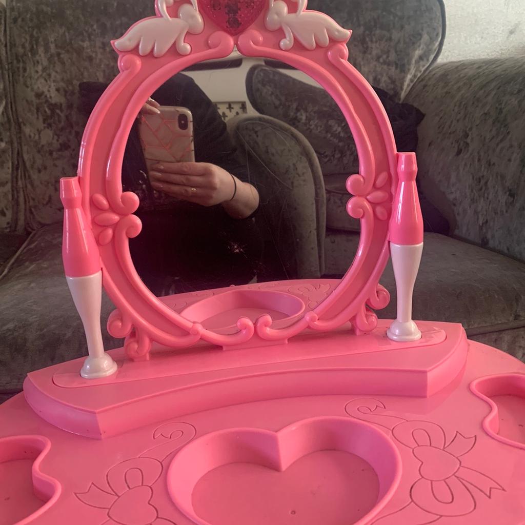 Pink Light Up Kids Dressing Table with Stool in HA2 London für 5,00
