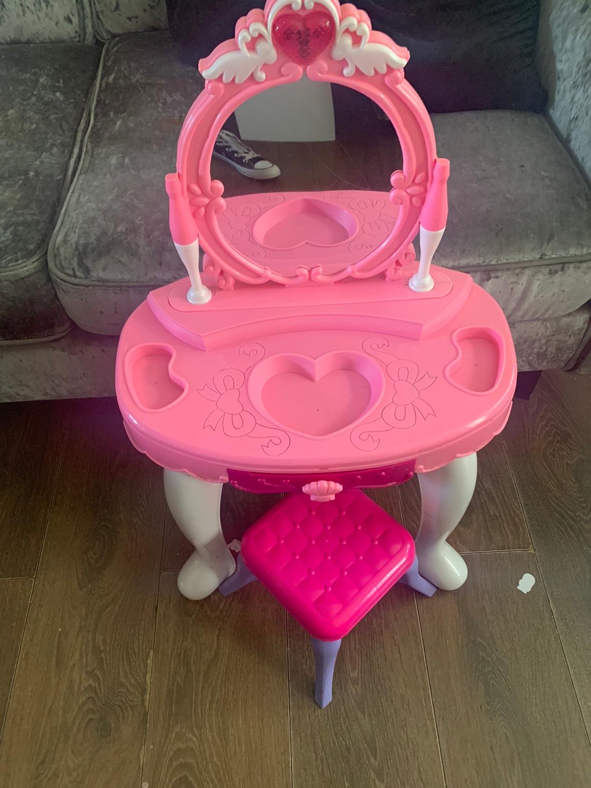 Pink Light Up Kids Dressing Table with Stool in HA2 London für 5,00