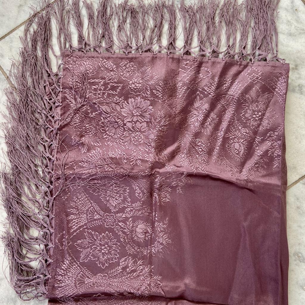 Sehr schönes Trachtentuch aus Seide
65x65 ohne Fransen, violett
neuwertig nur 1x getragen
Abholung oder Versand plus Porto