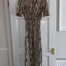 Beautiful maternity dress, so comfy! Ideal for upcoming weather 

Size 10, true to size. Very light material

Any questions please feel free to ask 😊
