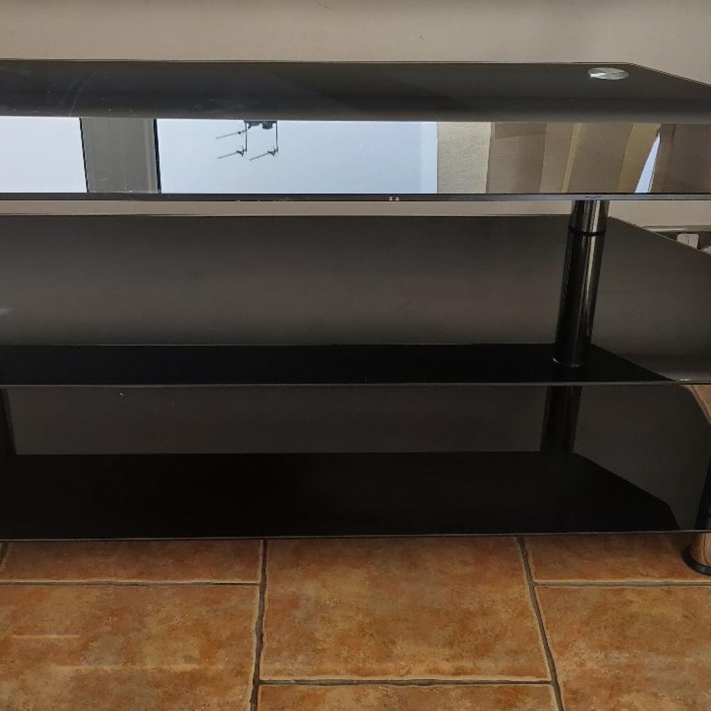 Black glass television stand in CH49 Wirral für gratis zum Verkauf