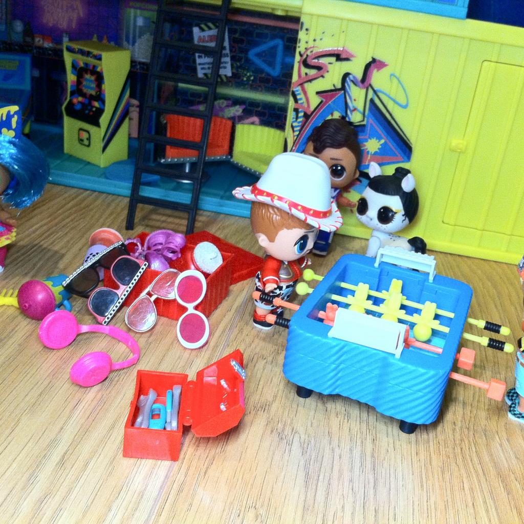 LOL Surprise Dolls CLUBHOUSE mega bundle in BD12 Bradford für 45,00