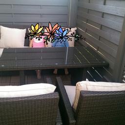 Verkaufe Gartengarnitur bestehend aus einer Bank, 2 Sessel und 1 Tisch.
+ passenden Sideboard
Polsterauflagen inklusive.
Leichte Gebrauchsspuren
Selbstabholung