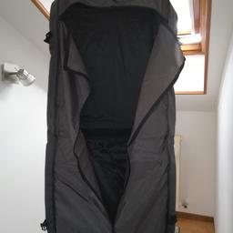 Nuovo, porta abiti da viaggio della Ghepard colore grigio scuro con tre grucce e bretella per trasporto a tracolla.